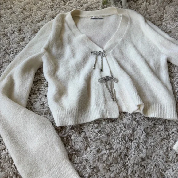 She + Sky Cream soft Cardigan with shiny beautiful Bow Accents - Picture 3 of 7
